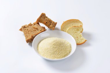 Bayat ekmek ve ince toprak kırıntıları