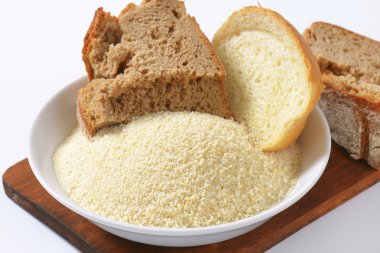 Bayat ekmek ve ince toprak kırıntıları