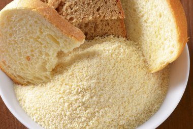 Bayat ekmek ve ince toprak kırıntıları