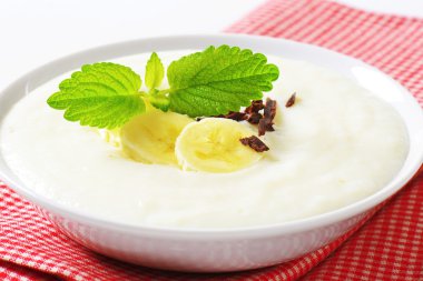 İrmik puding muz ile