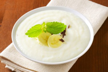 İrmik puding muz ile