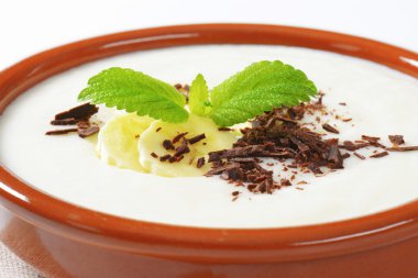 Muz ve çikolata ile pureed sütlaç