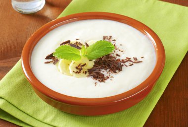 Muz ve çikolata ile pureed sütlaç