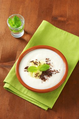 Muz ve çikolata ile pureed sütlaç