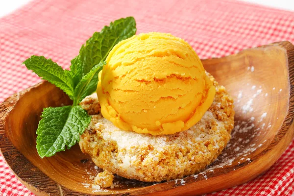 Mini Sbrisolona cookie with scoop of yellow ice cream — Stock Photo, Image