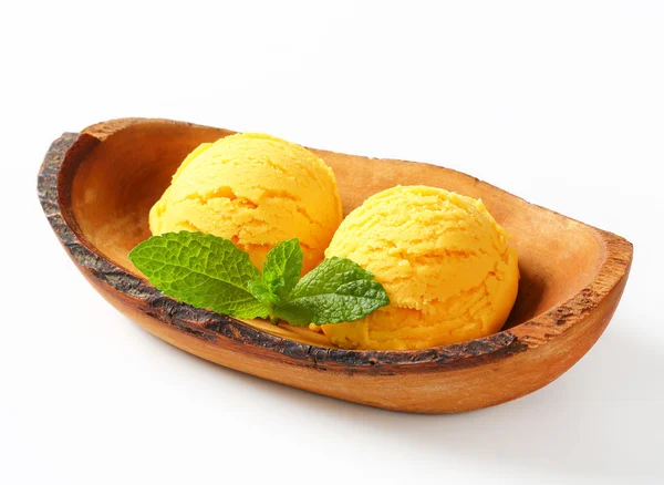 Gelato servito in ciotola di legno naturale — Foto Stock