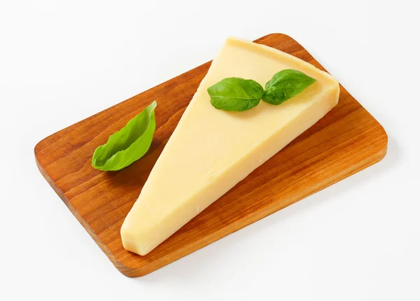 Cuña de queso parmesano —  Fotos de Stock