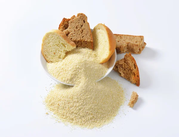 Bayat ekmek ve ince toprak kırıntıları