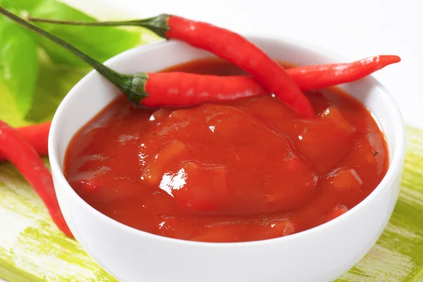 Горячий соус из томатов и перца — стоковое фото