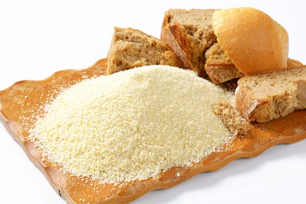 Pão velho e farinha de rosca finamente moída — Fotografia de Stock