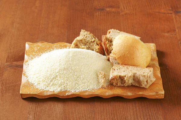 Bayat ekmek ve ince toprak kırıntıları