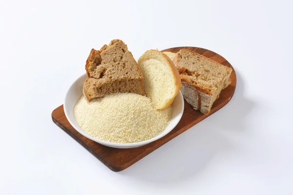 Altes Brot und fein gemahlene Semmelbrösel — Stockfoto
