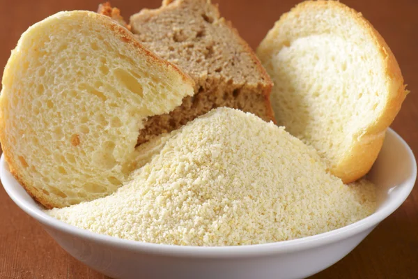 Bayat ekmek ve ince toprak kırıntıları