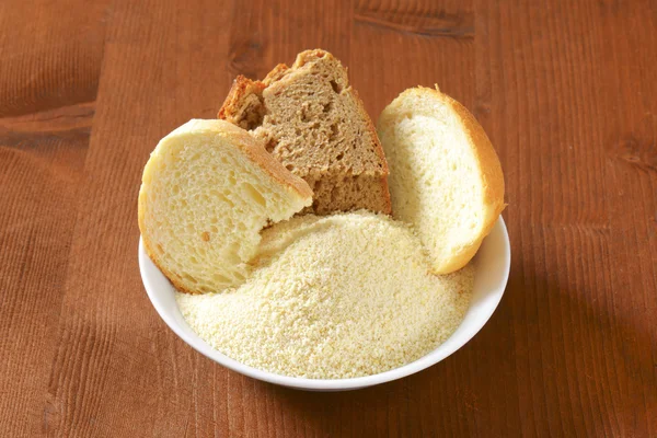 Altes Brot und fein gemahlene Semmelbrösel — Stockfoto