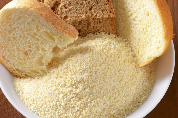 Bayat ekmek ve ince toprak kırıntıları