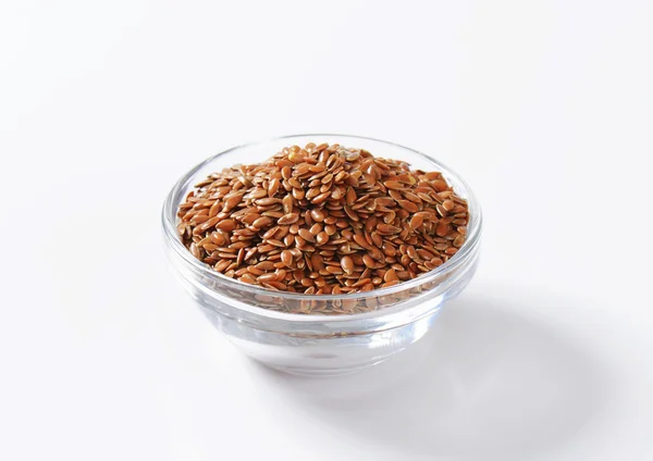 Cuenco de semillas enteras de lino marrón — Foto de Stock