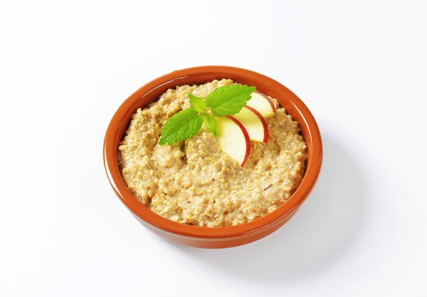 Gachas de avena con manzana en rodajas —  Fotos de Stock