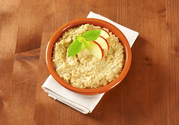 Oatmeal porridge with sliced apple — Stock Photo, Image