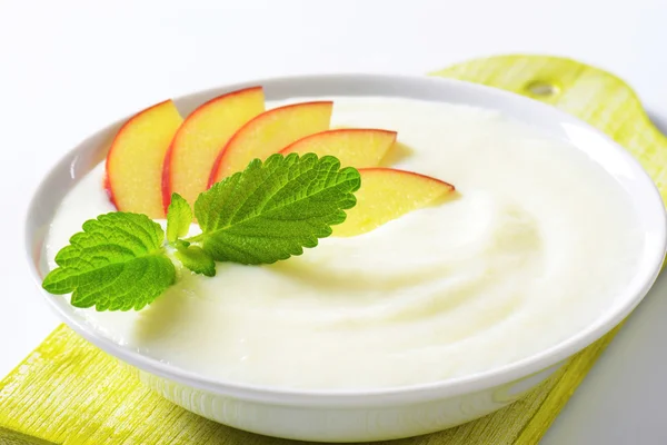 Griesmeelpudding met verse apple — Stockfoto