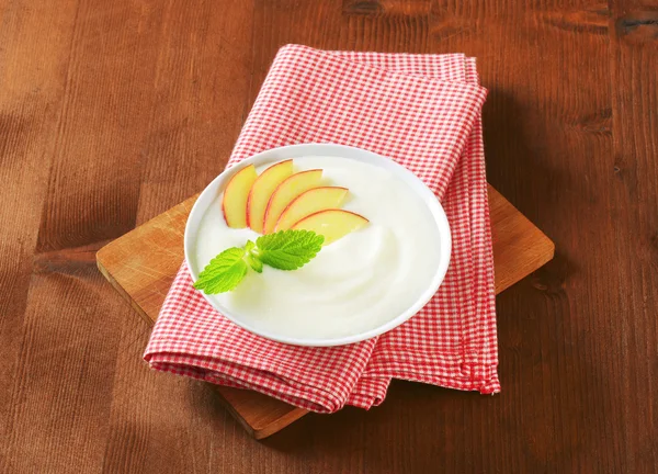 Semolina pudding with fresh apple — Stock Photo, Image