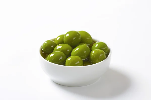 Зеленые оливки в масле — стоковое фото