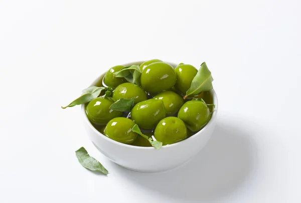 Zielone oliwki w oleju — Zdjęcie stockowe