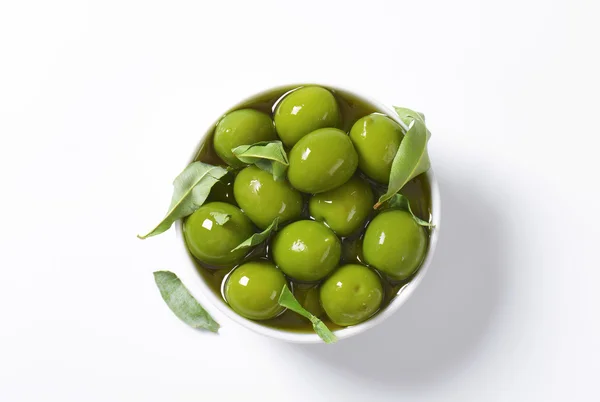 Zelené olivy v oleji — Stock fotografie