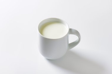 Bardak taze süt