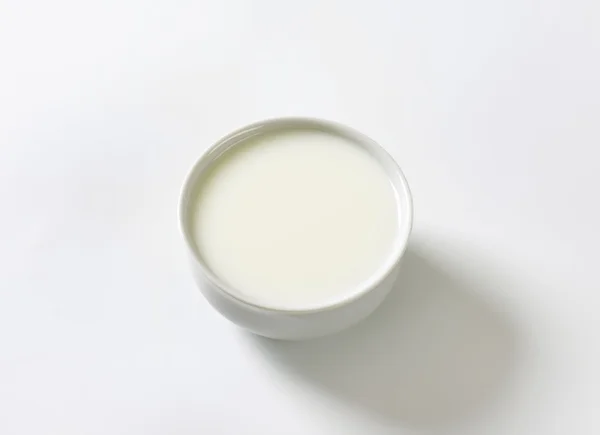 Tigela de leite fresco — Fotografia de Stock