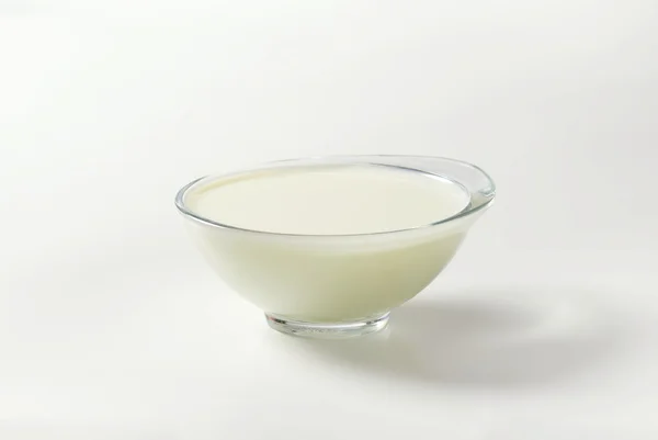 碗里的新鲜的牛奶 — 图库照片