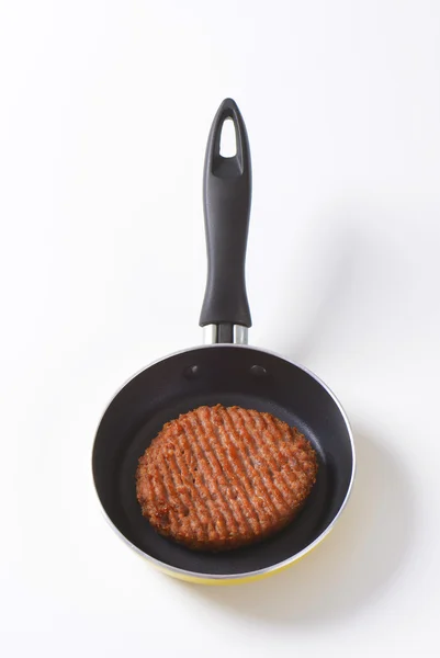 Rundvlees hamburger patty in de pan — Stockfoto