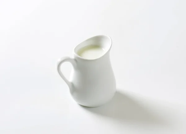 新鮮なミルクの水差し — ストック写真