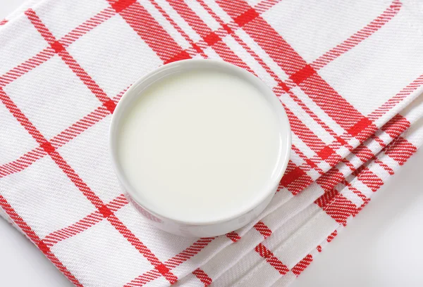 Миска зі свіжого молока — стокове фото