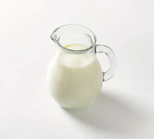 Krug mit frischer Milch — Stockfoto