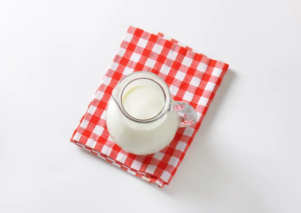 Krug mit frischer Milch — Stockfoto