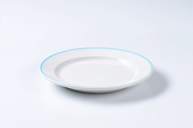 Boş kenarlı yemek tabağı