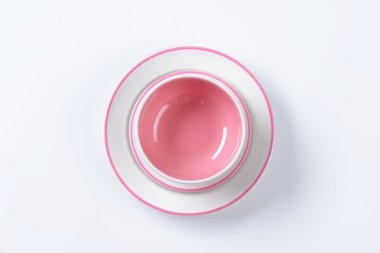 Pembe ve beyaz yemek takımı