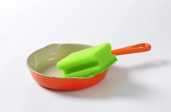 Kitchen sponge on ceramic dish — Stock Photo, Image