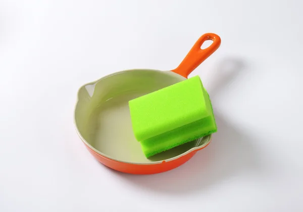 Esponja de cozinha em prato cerâmico — Fotografia de Stock