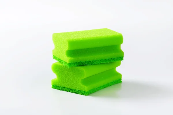 Зеленые губки на кухне — стоковое фото