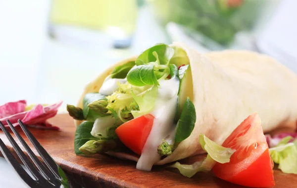 Sanduíche de envoltório vegetariano — Fotografia de Stock