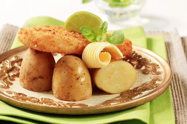 Pesce fritto con patate nuove — Foto Stock