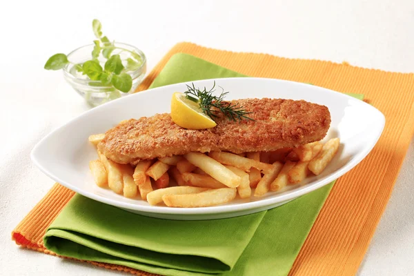 Pesce fritto e patatine fritte — Foto Stock