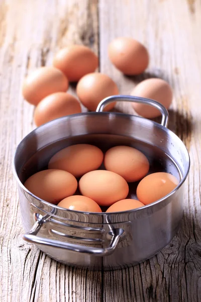 Los huevos castaños en la cacerola —  Fotos de Stock