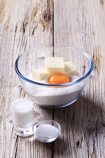 Ingredientes para preparar massa de pastelaria — Fotografia de Stock