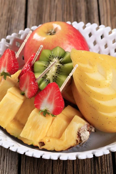 Fruta fresca en un tazón — Foto de Stock