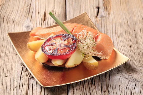 Filet z łososia i ziemniaków — Zdjęcie stockowe