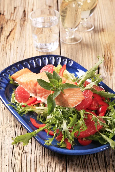 Laxfilé och sallad — Stockfoto