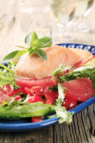 Filete de salmón y ensalada —  Fotos de Stock