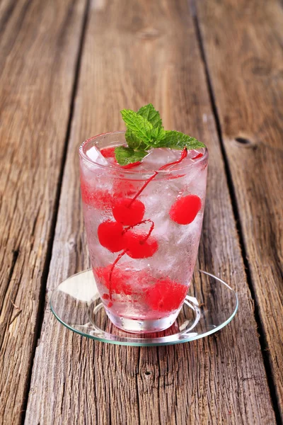 Iced drankje met maraschino kersen — Stockfoto